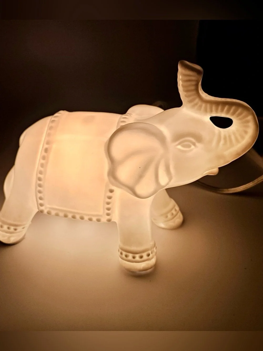 Vintage Pier 1 White Ceramic Elephant Table lamp; Nightlight~ Ambient light